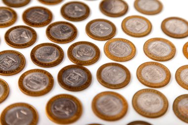 Rus 10 rublelik parası. Beyaz arka planda 10 ruble yıldönümü. Rus parası. İş anlayışı, Finans ve nadir para toplama