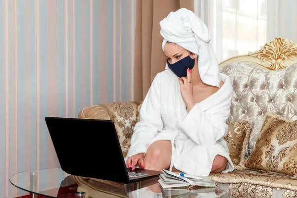 Una Mujer Con Una Máscara Facial Protectora Está Sentada Una — Foto de Stock