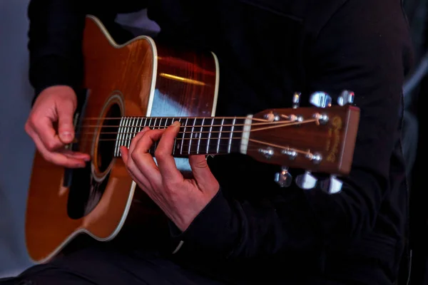 Gitar Tutan Eller Stüdyoda Gitar Çalarken Ele Tutuşun Gitar Çalmayı — Stok fotoğraf