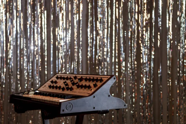 Modernes Mischpult Auf Glänzendem Folienhintergrund Mini Synthesizer Ausrüstung Für Musik — Stockfoto