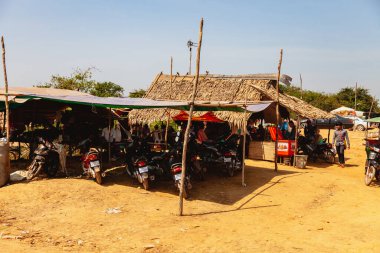 Tonle SAP, Kamboçya - Şubat 2014: Kampong Phluk köyü kuraklık döneminde. Siem Reap, Kamboçya yakınlarındaki Kamboçya köyünün sakinlerinin yaşamı ve çalışmaları