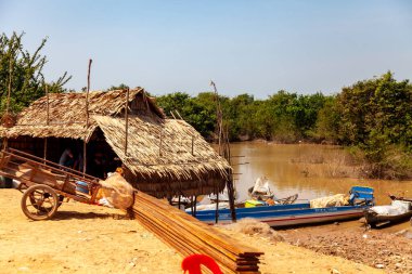 Tonle SAP, Kamboçya - Şubat 2014: Kampong Phluk köyü kuraklık döneminde. Siem Reap, Kamboçya yakınlarındaki Kamboçya köyünün sakinlerinin yaşamı ve çalışmaları