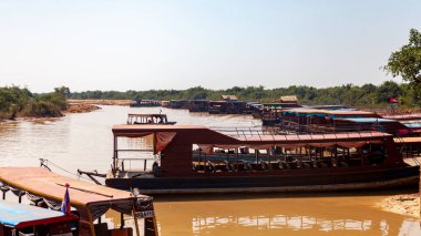 Tonle SAP, Kamboçya - Şubat 2014: Kampong Phluk köyü kuraklık döneminde. Siem Reap, Kamboçya yakınlarındaki Kamboçya köyünün sakinlerinin yaşamı ve çalışmaları