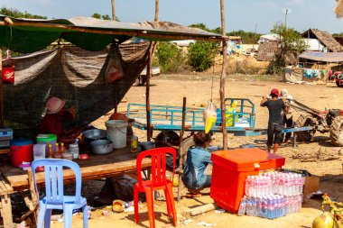 Tonle SAP, Kamboçya - Şubat 2014: Kampong Phluk köyü kuraklık döneminde. Siem Reap, Kamboçya yakınlarındaki Kamboçya köyünün sakinlerinin yaşamı ve çalışmaları