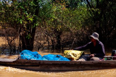 Tonle SAP, Kamboçya - Şubat 2014: Kampong Phluk köyü kuraklık döneminde. Siem Reap, Kamboçya yakınlarındaki Kamboçya köyünün sakinlerinin yaşamı ve çalışmaları