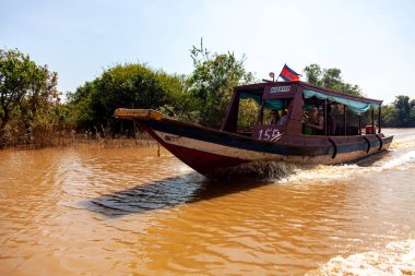 Tonle SAP, Kamboçya - Şubat 2014: Kampong Phluk köyü kuraklık döneminde. Siem Reap, Kamboçya yakınlarındaki Kamboçya köyünün sakinlerinin yaşamı ve çalışmaları