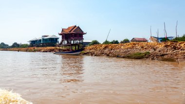 Tonle SAP, Kamboçya - Şubat 2014: Kampong Phluk köyü kuraklık döneminde. Siem Reap, Kamboçya yakınlarındaki Kamboçya köyünün sakinlerinin yaşamı ve çalışmaları