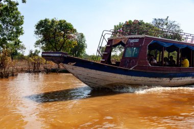 Tonle SAP, Kamboçya - Şubat 2014: Kampong Phluk köyü kuraklık döneminde. Siem Reap, Kamboçya yakınlarındaki Kamboçya köyünün sakinlerinin yaşamı ve çalışmaları