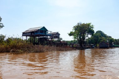 Tonle SAP, Kamboçya - Şubat 2014: Kampong Phluk köyü kuraklık döneminde. Siem Reap, Kamboçya yakınlarındaki Kamboçya köyünün sakinlerinin yaşamı ve çalışmaları