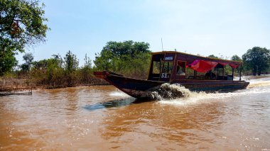 Tonle SAP, Kamboçya - Şubat 2014: Kampong Phluk köyü kuraklık döneminde. Siem Reap, Kamboçya yakınlarındaki Kamboçya köyünün sakinlerinin yaşamı ve çalışmaları