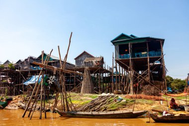 Tonle SAP, Kamboçya - Şubat 2014: Kampong Phluk köyü kuraklık döneminde. Siem Reap, Kamboçya yakınlarındaki Kamboçya köyünün sakinlerinin yaşamı ve çalışmaları
