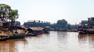 Tonle SAP, Kamboçya - Şubat 2014: Kampong Phluk köyü kuraklık döneminde. Siem Reap, Kamboçya yakınlarındaki Kamboçya köyünün sakinlerinin yaşamı ve çalışmaları