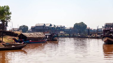 Tonle SAP, Kamboçya - Şubat 2014: Kampong Phluk köyü kuraklık döneminde. Siem Reap, Kamboçya yakınlarındaki Kamboçya köyünün sakinlerinin yaşamı ve çalışmaları