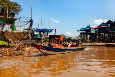 Tonle SAP, Kamboçya - Şubat 2014: Kampong Phluk köyü kuraklık döneminde. Siem Reap, Kamboçya yakınlarındaki Kamboçya köyünün sakinlerinin yaşamı ve çalışmaları