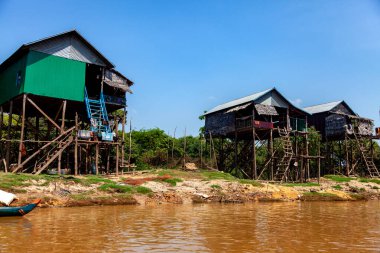 Tonle SAP, Kamboçya - Şubat 2014: Kampong Phluk köyü kuraklık döneminde. Siem Reap, Kamboçya yakınlarındaki Kamboçya köyünün sakinlerinin yaşamı ve çalışmaları