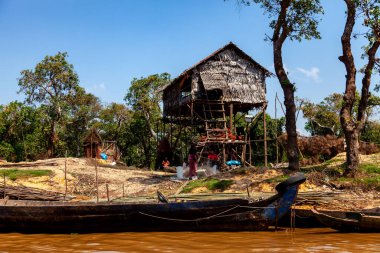 Tonle SAP, Kamboçya - Şubat 2014: Kampong Phluk köyü kuraklık döneminde. Siem Reap, Kamboçya yakınlarındaki Kamboçya köyünün sakinlerinin yaşamı ve çalışmaları