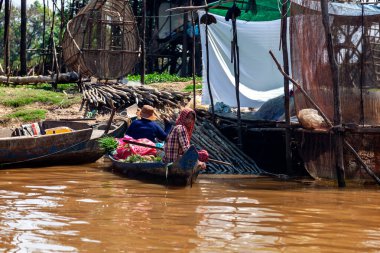 Tonle SAP, Kamboçya - Şubat 2014: Kampong Phluk köyü kuraklık döneminde. Siem Reap, Kamboçya yakınlarındaki Kamboçya köyünün sakinlerinin yaşamı ve çalışmaları