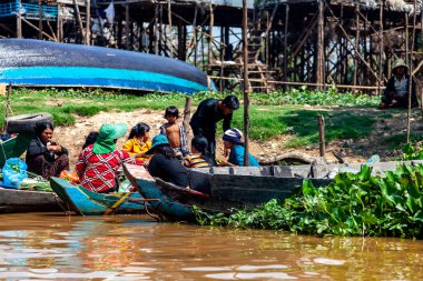 Tonle SAP, Kamboçya - Şubat 2014: Kampong Phluk köyü kuraklık döneminde. Siem Reap, Kamboçya yakınlarındaki Kamboçya köyünün sakinlerinin yaşamı ve çalışmaları