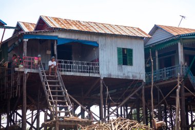 Tonle SAP, Kamboçya - Şubat 2014: Kampong Phluk köyü kuraklık döneminde. Siem Reap, Kamboçya yakınlarındaki Kamboçya köyünün sakinlerinin yaşamı ve çalışmaları