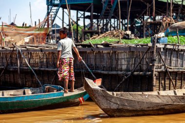 Tonle SAP, Kamboçya - Şubat 2014: Kampong Phluk köyü kuraklık döneminde. Siem Reap, Kamboçya yakınlarındaki Kamboçya köyünün sakinlerinin yaşamı ve çalışmaları