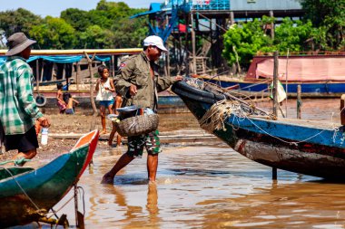 Tonle SAP, Kamboçya - Şubat 2014: Kampong Phluk köyü kuraklık döneminde. Siem Reap, Kamboçya yakınlarındaki Kamboçya köyünün sakinlerinin yaşamı ve çalışmaları