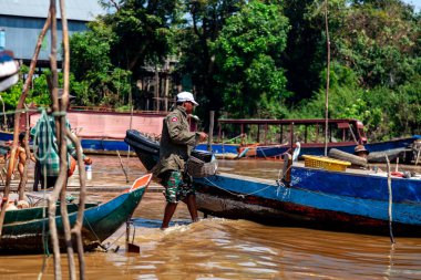Tonle SAP, Kamboçya - Şubat 2014: Kampong Phluk köyü kuraklık döneminde. Siem Reap, Kamboçya yakınlarındaki Kamboçya köyünün sakinlerinin yaşamı ve çalışmaları
