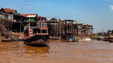 Tonle SAP, Kamboçya - Şubat 2014: Kampong Phluk köyü kuraklık döneminde. Siem Reap, Kamboçya yakınlarındaki Kamboçya köyünün sakinlerinin yaşamı ve çalışmaları