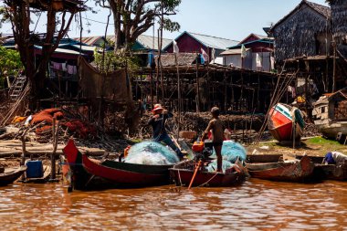 Tonle SAP, Kamboçya - Şubat 2014: Kampong Phluk köyü kuraklık döneminde. Siem Reap, Kamboçya yakınlarındaki Kamboçya köyünün sakinlerinin yaşamı ve çalışmaları