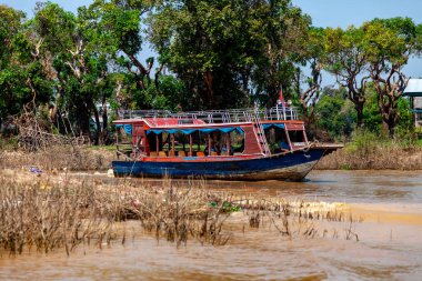 Tonle SAP, Kamboçya - Şubat 2014: Kampong Phluk köyü kuraklık döneminde. Siem Reap, Kamboçya yakınlarındaki Kamboçya köyünün sakinlerinin yaşamı ve çalışmaları
