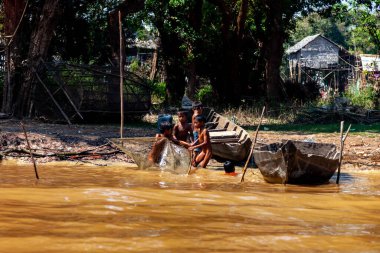 Tonle SAP, Kamboçya - Şubat 2014: Kampong Phluk köyü kuraklık döneminde. Siem Reap, Kamboçya yakınlarındaki Kamboçya köyünün sakinlerinin yaşamı ve çalışmaları
