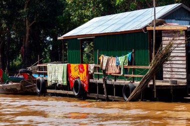 Tonle SAP, Kamboçya - Şubat 2014: Kampong Phluk köyü kuraklık döneminde. Siem Reap, Kamboçya yakınlarındaki Kamboçya köyünün sakinlerinin yaşamı ve çalışmaları