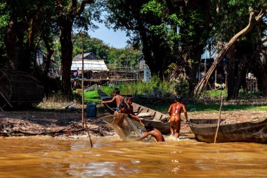 Tonle SAP, Kamboçya - Şubat 2014: Kampong Phluk köyü kuraklık döneminde. Siem Reap, Kamboçya yakınlarındaki Kamboçya köyünün sakinlerinin yaşamı ve çalışmaları