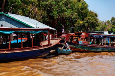 Tonle SAP, Kamboçya - Şubat 2014: Kampong Phluk köyü kuraklık döneminde. Siem Reap, Kamboçya yakınlarındaki Kamboçya köyünün sakinlerinin yaşamı ve çalışmaları