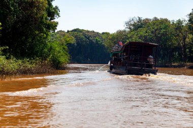 Tonle SAP, Kamboçya - Şubat 2014: Kampong Phluk köyü kuraklık döneminde. Siem Reap, Kamboçya yakınlarındaki Kamboçya köyünün sakinlerinin yaşamı ve çalışmaları