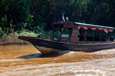 Tonle SAP, Kamboçya - Şubat 2014: Kampong Phluk köyü kuraklık döneminde. Siem Reap, Kamboçya yakınlarındaki Kamboçya köyünün sakinlerinin yaşamı ve çalışmaları