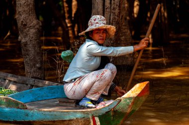 Tonle SAP, Kamboçya - Şubat 2014: Kampong Phluk köyü kuraklık döneminde. Siem Reap, Kamboçya yakınlarındaki Kamboçya köyünün sakinlerinin yaşamı ve çalışmaları