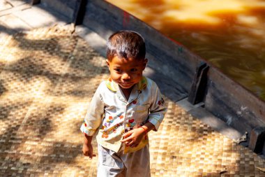 Tonle SAP, Kamboçya - Şubat 2014: Kampong Phluk köyü kuraklık döneminde. Siem Reap, Kamboçya yakınlarındaki Kamboçya köyünün sakinlerinin yaşamı ve çalışmaları