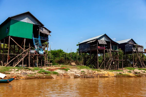 2014年2月 カンボジアのトンレSap 干ばつシーズン中のカンポン プーク村 カンボジアのシェムリアップ近郊の水に関するカンボジア村の住民の生活と仕事 — ストック写真