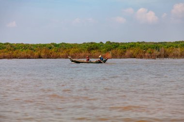 Tonle SAP, Kamboçya - Şubat 2014: Kampong Phluk köyü kuraklık döneminde. Siem Reap, Kamboçya yakınlarındaki Kamboçya köyünün sakinlerinin yaşamı ve çalışmaları