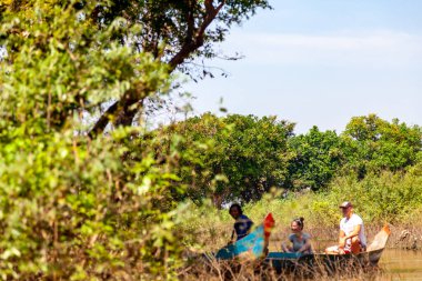 Tonle SAP, Kamboçya - Şubat 2014: Kampong Phluk köyü kuraklık döneminde. Siem Reap, Kamboçya yakınlarındaki Kamboçya köyünün sakinlerinin yaşamı ve çalışmaları