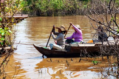 Tonle SAP, Kamboçya - Şubat 2014: Kampong Phluk köyü kuraklık döneminde. Siem Reap, Kamboçya yakınlarındaki Kamboçya köyünün sakinlerinin yaşamı ve çalışmaları