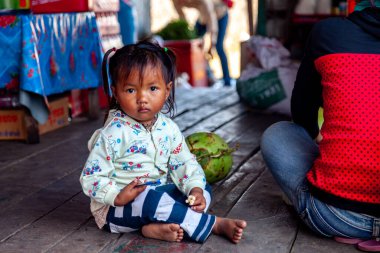 Tonle SAP, Kamboçya - Şubat 2014: Kampong Phluk köyü kuraklık döneminde. Siem Reap, Kamboçya yakınlarındaki Kamboçya köyünün sakinlerinin yaşamı ve çalışmaları