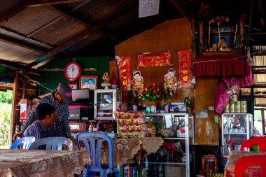 Tonle SAP, Kamboçya - Şubat 2014: Kampong Phluk köyü kuraklık döneminde. Siem Reap, Kamboçya yakınlarındaki Kamboçya köyünün sakinlerinin yaşamı ve çalışmaları