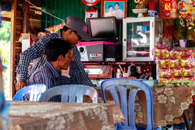 Tonle SAP, Kamboçya - Şubat 2014: Kampong Phluk köyü kuraklık döneminde. Siem Reap, Kamboçya yakınlarındaki Kamboçya köyünün sakinlerinin yaşamı ve çalışmaları