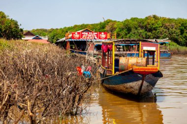 Tonle SAP, Kamboçya - Şubat 2014: Kampong Phluk köyü kuraklık döneminde. Siem Reap, Kamboçya yakınlarındaki Kamboçya köyünün sakinlerinin yaşamı ve çalışmaları
