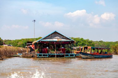 Tonle SAP, Kamboçya - Şubat 2014: Kampong Phluk köyü kuraklık döneminde. Siem Reap, Kamboçya yakınlarındaki Kamboçya köyünün sakinlerinin yaşamı ve çalışmaları