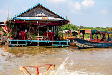 Tonle SAP, Kamboçya - Şubat 2014: Kampong Phluk köyü kuraklık döneminde. Siem Reap, Kamboçya yakınlarındaki Kamboçya köyünün sakinlerinin yaşamı ve çalışmaları