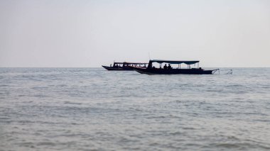 Tonle SAP, Kamboçya - Şubat 2014: Kampong Phluk köyü kuraklık döneminde. Siem Reap, Kamboçya yakınlarındaki Kamboçya köyünün sakinlerinin yaşamı ve çalışmaları