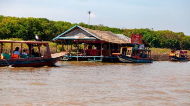 Tonle SAP, Kamboçya - Şubat 2014: Kampong Phluk köyü kuraklık döneminde. Siem Reap, Kamboçya yakınlarındaki Kamboçya köyünün sakinlerinin yaşamı ve çalışmaları