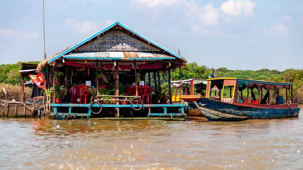 Tonle SAP, Kamboçya - Şubat 2014: Kampong Phluk köyü kuraklık döneminde. Siem Reap, Kamboçya yakınlarındaki Kamboçya köyünün sakinlerinin yaşamı ve çalışmaları
